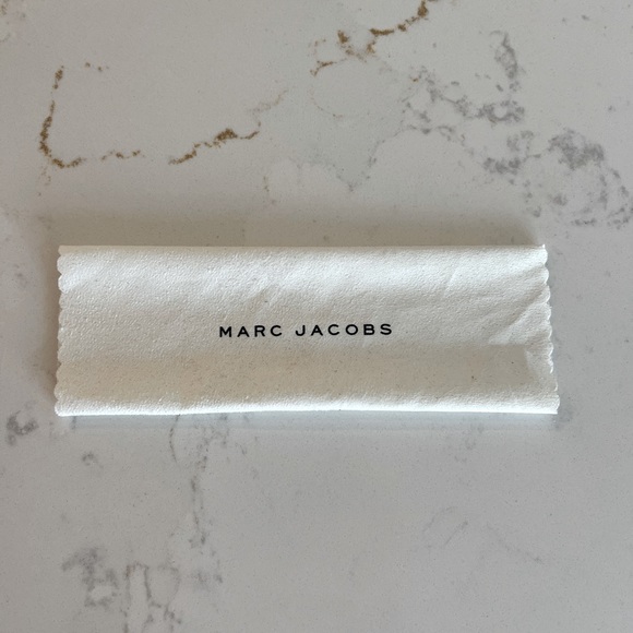 Marc Jacob Eyeglass Hard Case W/Cloth - Picture 5 of 5